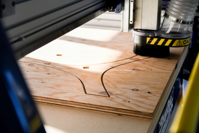 ShopBot CNCで合板を切り出しているところ